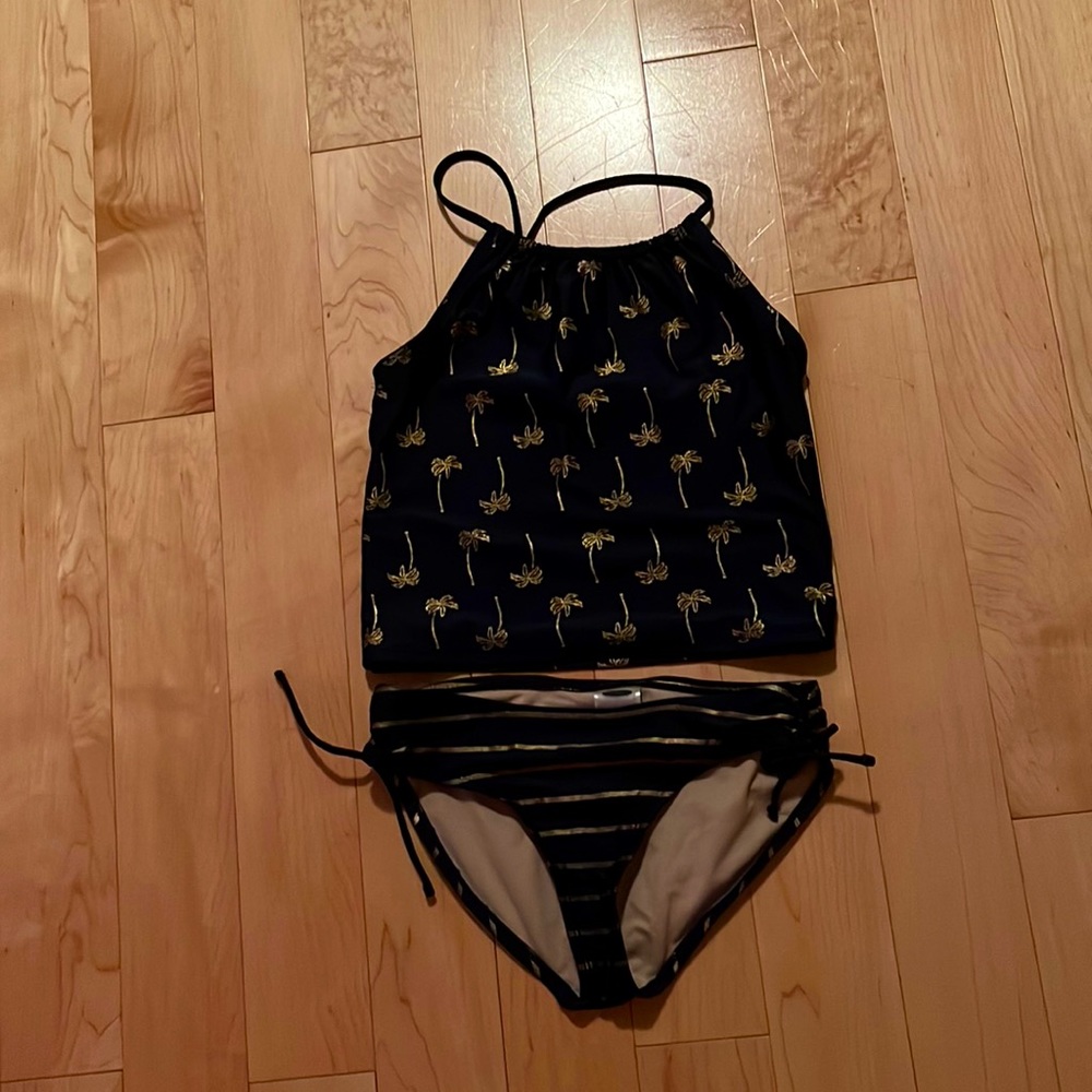 i’m selling a tankini,very comfortable, lightweight, size:L(g), old navy
